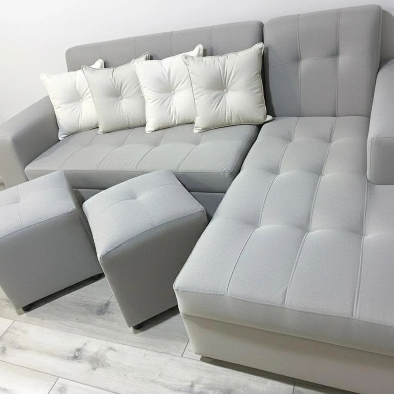 Nevi Express - Sofa Seccional L 3 Cuerpos + 2 Puff Gris Claro Lino