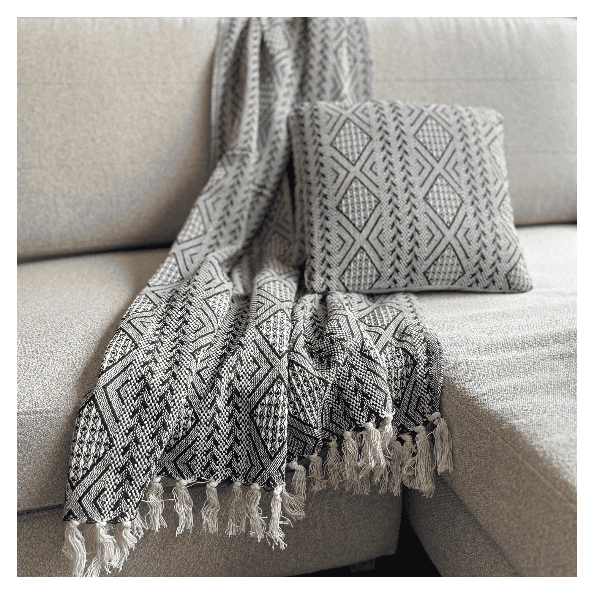 Decoghar - Combo Deco 2 Cojines Y 1 Manta Banaco Negro/natural Diseño Moderno Lavable X Mts