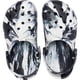 thumbnail image 4 of Zuecos Crocs Clásicos Marmoleados Tie-Dye Negro Blanco Talla 11, 4 of 7