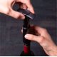 thumbnail image 3 of Bomba ahorradora de vino Vacu Vin rosa con tapón de vino al vacío, mantiene el vino fresco hasta 10 días, 1 bomba y 4 tapones, reutilizable, fabricada en los Países Bajos, 3 of 3
