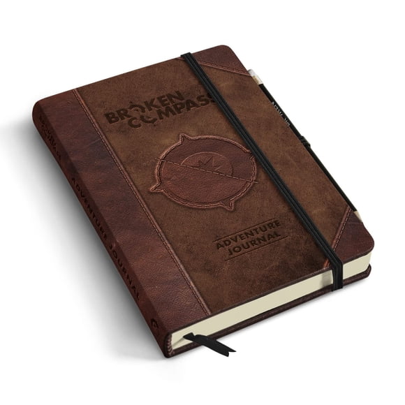 Libro principal de Adventure Journal CMON Broken Compass RPG 14+