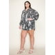 thumbnail image 3 of Saronite Conjunto de Camisa de Manga Larga con Botones y Shorts con Lazo Delantero, Estampado Poly Challi, Negro/marfil (Talla Grande para Mujer), 3 of 5