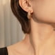 thumbnail image 4 of Aretes de Aro Dorados para Mujer con Acabado Cepillado Aretes de Aro de Plata Esterlina S925 Aretes de Aro de Diamante de Oro Simulado con CZ para Mujer Aretes Elegantes de Novia Aretes de Boda, 4 of 5