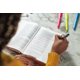 thumbnail image 5 of Biblia HarperCollins para chicas adolescentes con diseño dorado y floral, 5 of 9