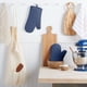 thumbnail image 2 of Juego de guantes de cocina KitchenAid de silicona suave acanalada, color sauce azul, 2 of 6