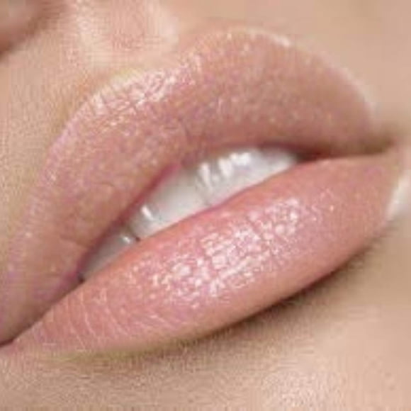 Brillo Labial By The Clique Nude Premium Voluminizador