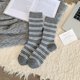thumbnail image 1 of Xiao Hua 3 pares de calcetines de cuello redondo a rayas gris oscuro, de algodón elástico que absorbe la humedad, adecuados para el gimnasio y para uso diario informal, todos en una sola talla., 1 of 3