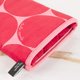 thumbnail image 5 of Set de 2 piezas: Manopla para horno y agarrador para ollas Kate Spade Joy Dot rojo/rosa, 5 of 9