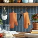 thumbnail image 2 of Juego de 2 guantes de cocina KitchenAid de silicona suave acanalada, color miel, 2 of 3