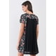 thumbnail image 3 of Vestido Mini Relajado con Espalda Plisada y Estampado Floral Multicolor Negro, 3 of 5