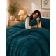 thumbnail image 2 of Cubrecama de Invierno Plush Acanalado con Chiporro 2 Plazas Color Verde, 2 of 3