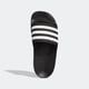 thumbnail image 3 of Toboganes de ducha adidas Adilette Core negro/blanco Big Kid, 3 of 9