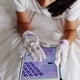 thumbnail image 4 of Máscara de manos TOIL: 5 pares de guantes hidratantes extra sedosos, 4 of 6