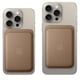 thumbnail image 5 of Cartera FineWoven para iPhone de Apple con MagSafe Mulberry, 5 of 5