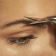 thumbnail image 4 of Tijeras y brochas para moldear cejas Tweezerman, 4 of 5