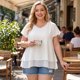 thumbnail image 3 of Blusa Casual de Chifón para Mujer de Talla Grande Agnes Orinda con Volantes, Mangas Cortas, Escote en V y Dobladillo de Doble Capa 1X Blanco, 3 of 9