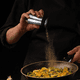 thumbnail image 4 of Salero y pimentero elegantes con fondo de vidrio transparente | Uso compacto en cocinas, comedores y más., 4 of 5