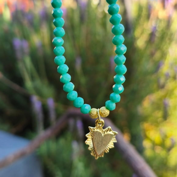 Collar cristales turquesa y dije corazón enchapado en oro