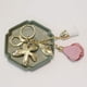 thumbnail image 5 of Llavero con forma de flor y borla de diamantes de imitación para mujer, llavero con forma de hoja, colgante para cartera o bolso., 5 of 8