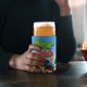 thumbnail image 4 of Fondo de Omar y Hana Funda enfriadora de latas, aislante de bebidas para mantener frías o calientes, funda térmica plegable para latas, portabebidas reutilizable, 4 of 6