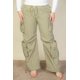 thumbnail image 1 of Pantalones de Paracaídas Fruncidos con Cordón, Bolsillos con Solapa de Saronita, Banda Elástica, Dos Bolsillos Delanteros, Color Verde Oliva (para Mujer), 1 of 4
