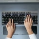 thumbnail image 3 of Apoya Muñecas teclado con organizador de escritorio, 3 of 7