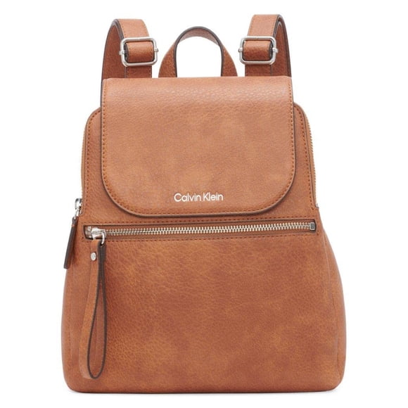 Mochila Calvin Klein Reyna Novelty Key Item con solapa, color caramelo