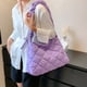 thumbnail image 4 of Bolso de mano acolchado para mujer, ligero y acolchado, tipo hobo, 2023, con pliegues en forma de nube., 4 of 6