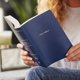 thumbnail image 2 of Biblia HarperCollins NKJV de aspecto cuero azul, letras rojas, 2 of 9