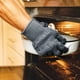 thumbnail image 2 of Guantes para horno Grill Armor, 500 °C, resistentes al calor extremo y a los cortes, 2 of 8