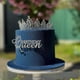thumbnail image 3 of Adorno acrílico para tartas QPARTYFIRE Happy Queen Birthday Queen, 3 of 5