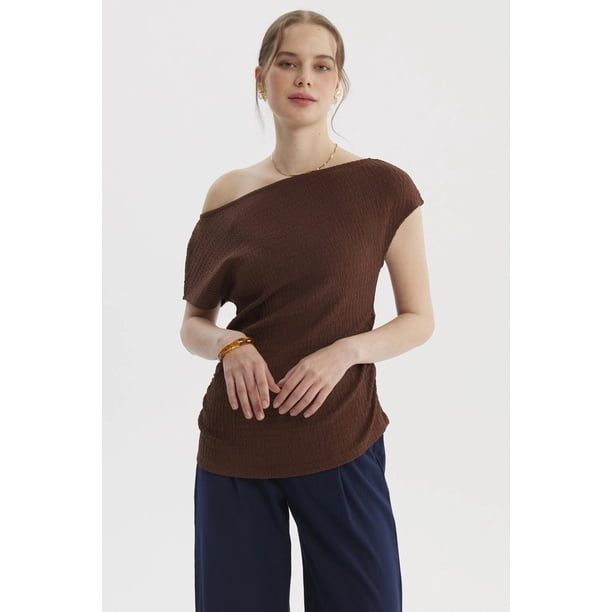 Polera Mujer Escote Asimétrico Texturizada Café Oscuro