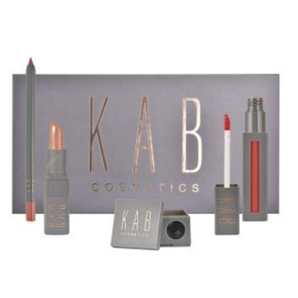 Kit de Labios KAB Cosmetics Wine + Dine: Labial, Lápiz de Contorno y Brillo
