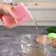 thumbnail image 4 of Juego de tazas medidoras flexibles de silicona para resina epoxi, mantequilla, chocolate y más. 2 tazas para derretir, remover, apretar y verter. Apto para lavavajillas. Marcas de medición estándar y, 4 of 5