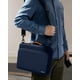 thumbnail image 2 of Bolso bandolera para portátil tomtoc con protección 360° y resistencia al agua, 2 of 9