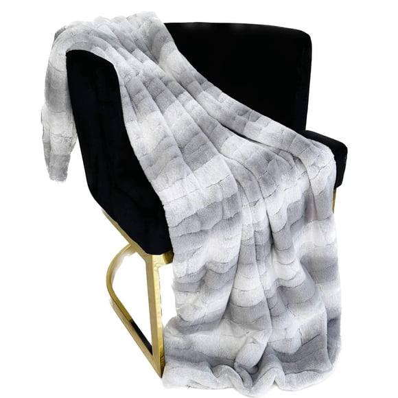 Manta decorativa de piel sintética Plutus Brands Furever gris plata