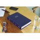 thumbnail image 2 of Biblia HarperCollins de aspecto cuero, azul, con letras rojas, 2 of 7