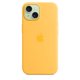 thumbnail image 4 of Funda de silicona para iPhone 15 de Apple con MagSafe, color Sunshine, 4 of 6