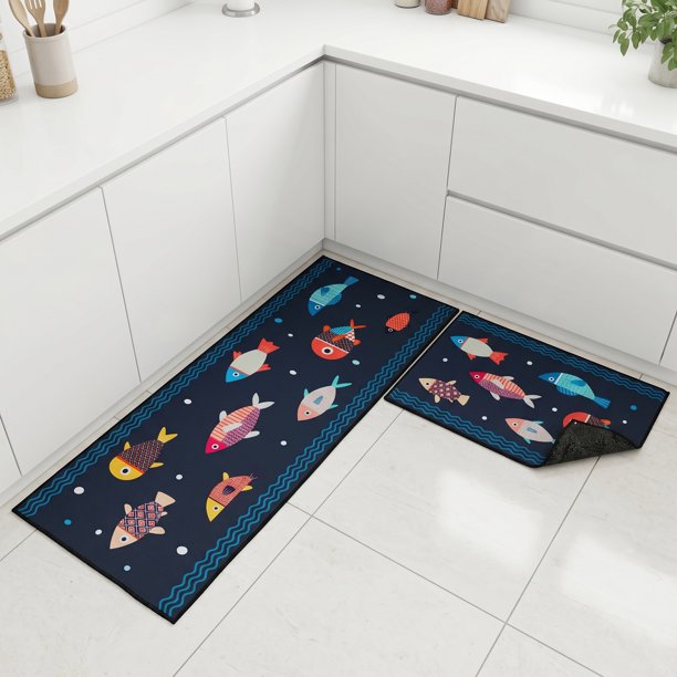REGALWOVEN Alfombras y Tapetes de Cocina Juego de 2 Piezas, Alfombra de Cocina Lavable Antideslizante, Estera de Piso Impresa con Patrón de Peces Negros 24" × 16"+ 47" × 16"