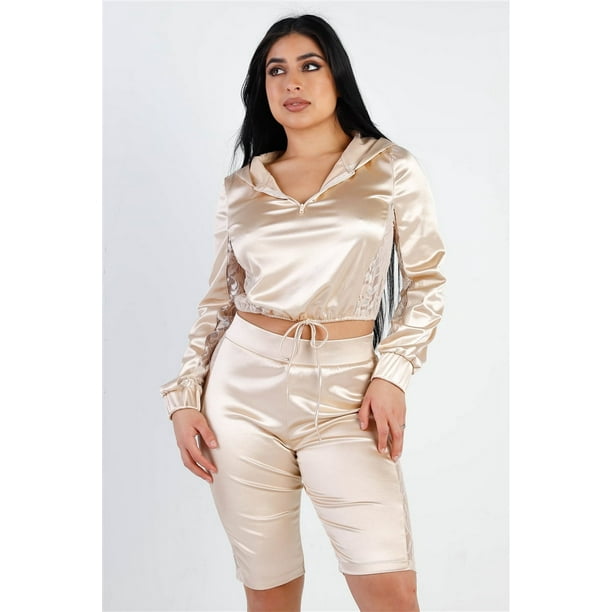 Conjunto de Top Corto con Capucha de Manga Larga y Shorts Estilo Ciclista con Detalles de Encaje Satinado