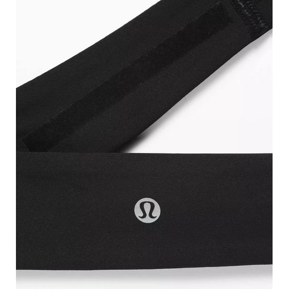 Diadema Lululemon Fly Away Tamer negra que absorbe el sudor
