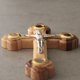thumbnail image 3 of Crucifijo Holyland Crafted Art de madera de olivo, 13 cm de alto, 3 of 8