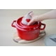 thumbnail image 4 of Juego de 2 manoplas Potholder Staub Z1033-715 con pomo, color cereza, 4 of 5