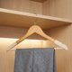 thumbnail image 5 of 2 Paquetes de Perchas de Madera Antideslizantes con Pinzas, Perchas Duraderas que Ahorran Espacio con Rotación de 360 Grados para Abrigos, Pantalones o Camisas Beige, 5 of 6