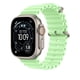thumbnail image 2 of Correa de reloj Apple Ocean de 49 mm con acabado de titanio verde neón, 2 of 3