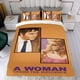 thumbnail image 4 of Una Mujer Bajo la Influencia Conjunto de sábanas temático, trío de piezas, cómodo y amigable con la piel, diseño único, regalo de decoración para el hogar para familiares, amigos y fans,173cm *218cm, 4 of 6