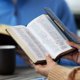 thumbnail image 4 of Biblia HarperCollins NKJV de cuero encuadernado negro, 4 of 9