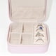 thumbnail image 4 of Estuche organizador de joyas de viaje de piel sintética para mujer, ideal para guardar anillos, pendientes y collares., 4 of 6
