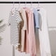thumbnail image 5 of 30 Paquete de Perchas de Plástico Antideslizantes, Perchas Duraderas que Ahorran Espacio para Ropa, Armario, Abrigos, Pantalones o Camisas Color Lila, 5 of 6