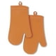 thumbnail image 1 of Juego de 2 guantes de cocina KitchenAid de silicona suave acanalada, color miel, 1 of 3